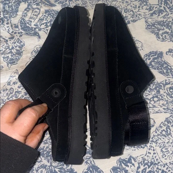 UGG Womens UGG Goldenstar Clog - Black woman’s size 9 
New with defect - Picture 8 of 10